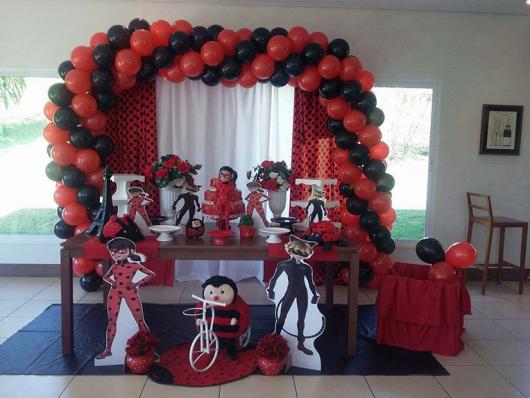 Decoração da Festa Ladybug Baby com arco de balões