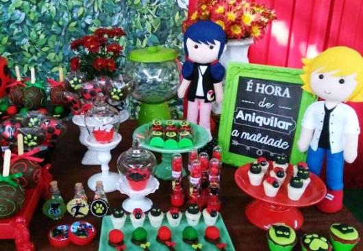Decoração da Festa Ladybug e Cat Noir com bonecos de feltro