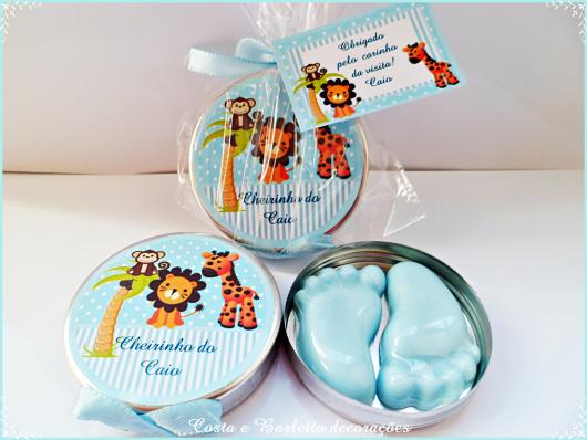 Lembrancinhas de Maternidade Safari com adesivo na tampa e sabonete de pezinho
