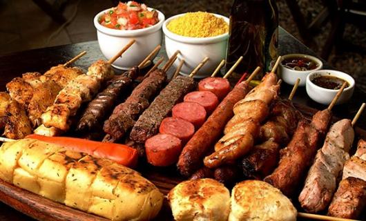 Dicas de o que servir em festa infantil à tarde: espetinho e pão de alho