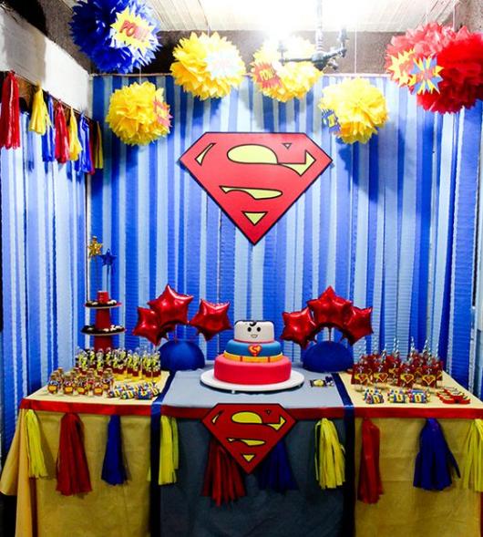 Painel de Flores de Papel crepom do Super Homem