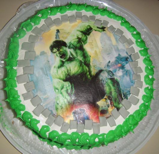 Bolo do Hulk redondo decorado com papel de arroz e chantilly verde