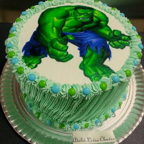 Bolo do Hulk redondo simples decorado com papel de arroz, chantilly e confete 
