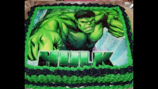 Bolo do Hulk decorado com papel de arroz e chantilly verde e preto