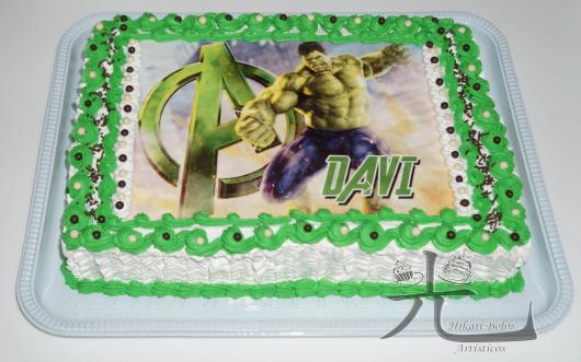 Bolo do Hulk decorado com papel de arroz e chantilly verde e branco