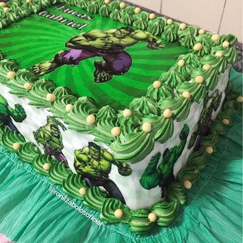 Bolo do Hulk quadrado decorado com papel de arroz em cima e nas laterais