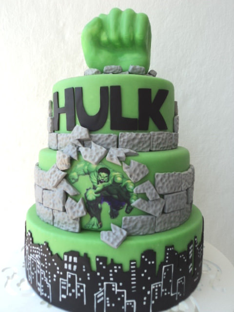 Bolo do Hulk de 3 andares decorado com pasta americana e aplique impresso