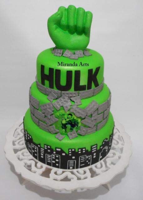 Bolo do Hulk de 3 andares decorado com punho verde e prédio de pasta americana