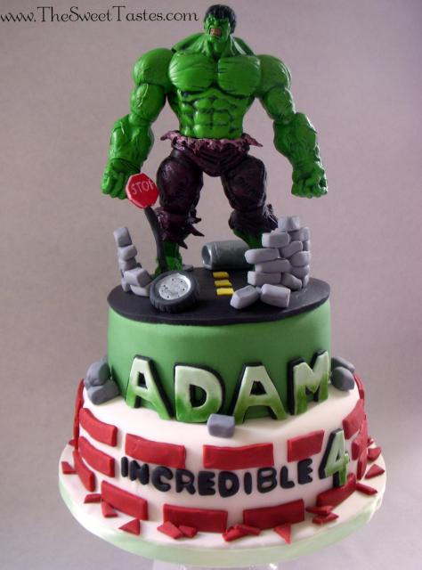 Bolo do Hulk de 2 andares decorado com topo de bolo de biscuit