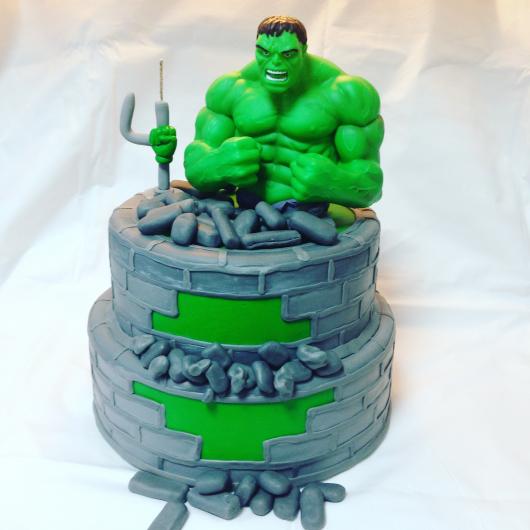 Bolo do Hulk de 2 andares com personagem de pasta americana 3D explodindo prisão