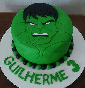 Bolo do Hulk redondo decorado com pasta americana verde
