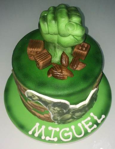 Bolo do Hulk decorado com pasta americana topo de punho saindo do chão e mini tijolos de pasta americana