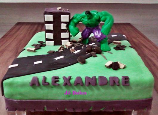 Bolo do Hulk quadrado decorado com pasta americana