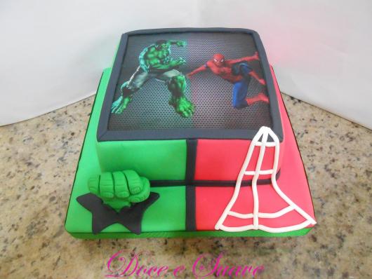 Bolo do Hulk e Homem Aranha quadrado
