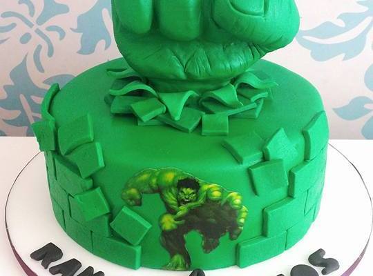 Bolo do Hulk de pasta americana com detalhe do Hulk explodindo a parede
