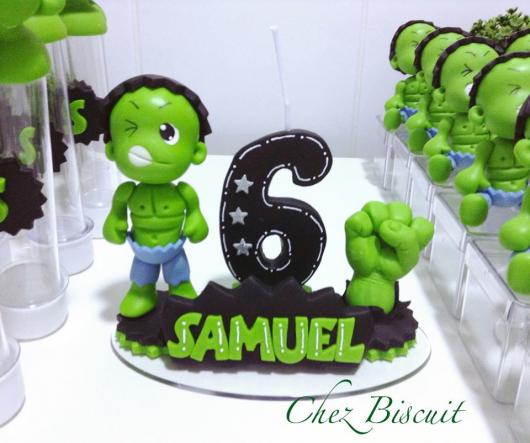 Bolo do Hulk topo de bolo no formato do Hulk com velinha da idade