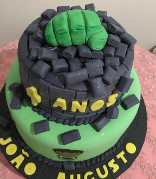 Bolo do Hulk decorado com pasta americana modelo de punho verde explodindo parede
