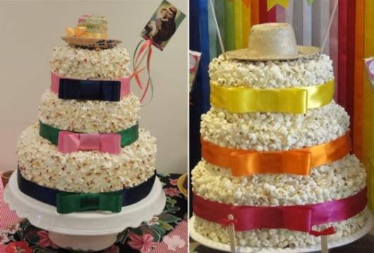 Bolo fake de pipoca com laços coloridos