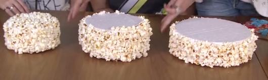 Bolo fake de pipoca base coberta com pipocas