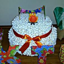 Bolo fake de pipoca com laço laranja