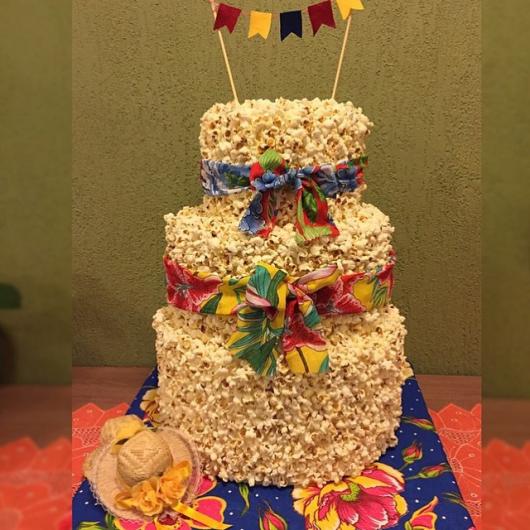 Bolo fake de pipoca com laço xadrez