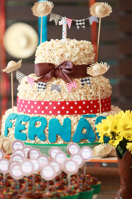 Bolo fake de pipoca modelo para festa fazendinha de menino