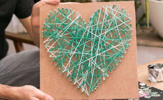 O que colocar na Caixa dos 5 Sentidos visão quadro personalizado com coração de arte com barbante