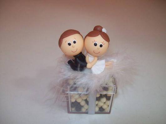 Como Fazer Lembrancinhas de Casamento caixinha com aplique de biscuit no formato dos noivinhos
