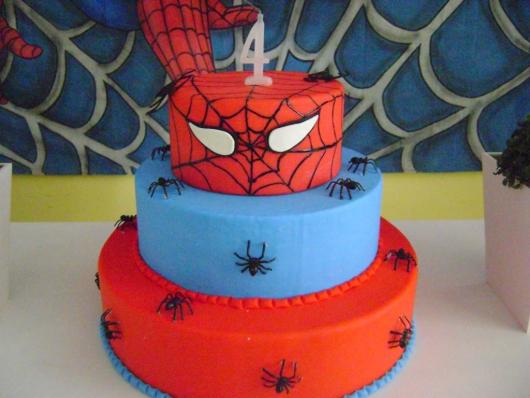 Como fazer um bolo fake: bolo fake de EVA do Homem-Aranha