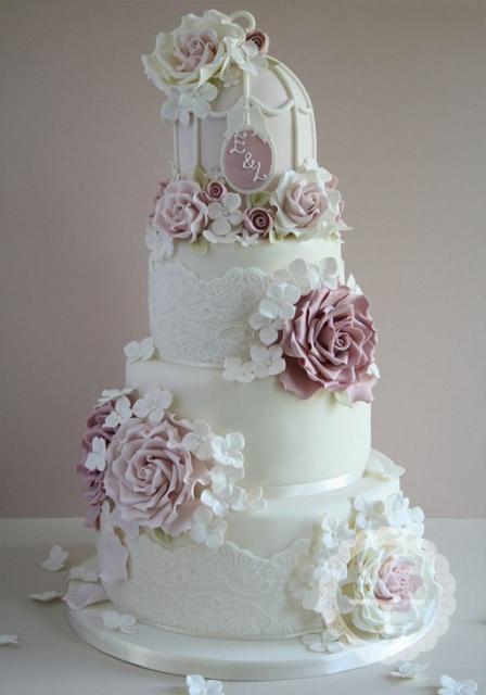 Como fazer um bolo fake: bolo fake de casamento com detalhe de renda