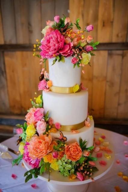 Como fazer um bolo fake: bolo fake de casamento com flores coloridas e borboletas