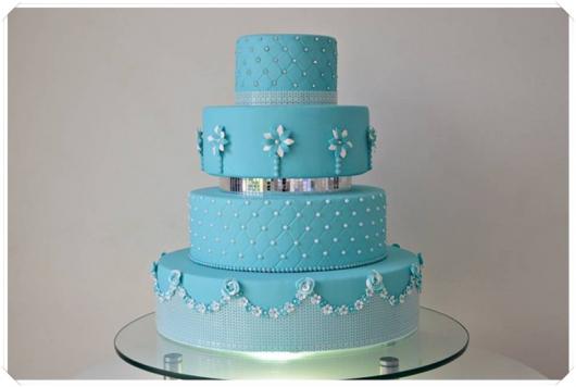 Como fazer um bolo fake: bolo fake de 15 anos azul com pérolas