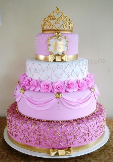 Como fazer um bolo fake: bolo fake de 15 anos de 4 andares com detalhes em dourado