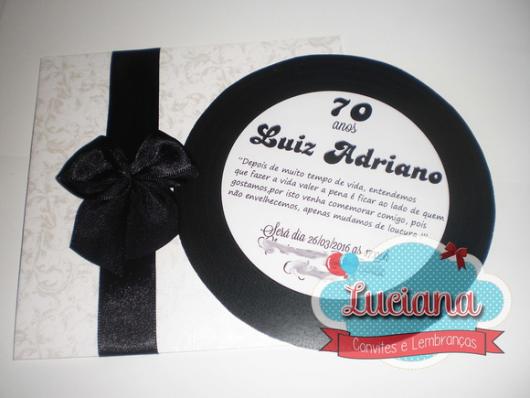 Fotos e Ideias de Convite Anos 60 masculino no formato de vinil com laço preto de fita