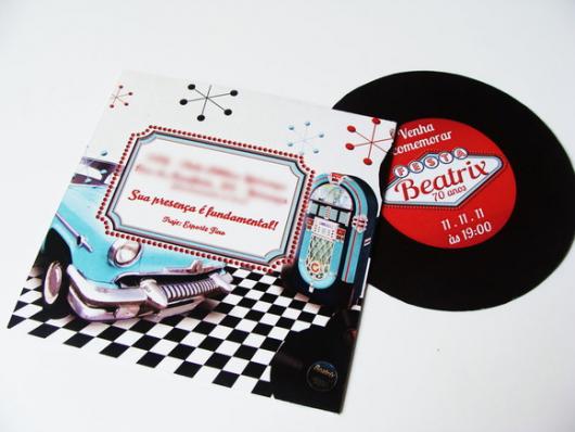 Fotos e Ideias de Convite Anos 60 masculino no formato de vinil com detalhe de carro