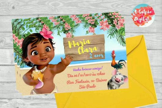 Convite Moana baby com cartão amarelo e borda de flores