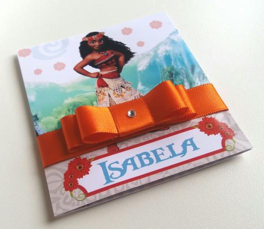 Convite Moana scrap com laço de fita laranja e detalhe de plaquinha com o nome da aniversariante