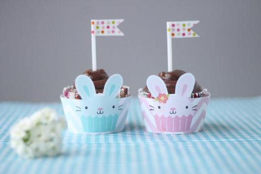 Cupcake de Cenoura com wraper de coelhinho azul e rosa