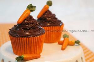 Cupcake de Cenoura com lchocolate em forminha laranja