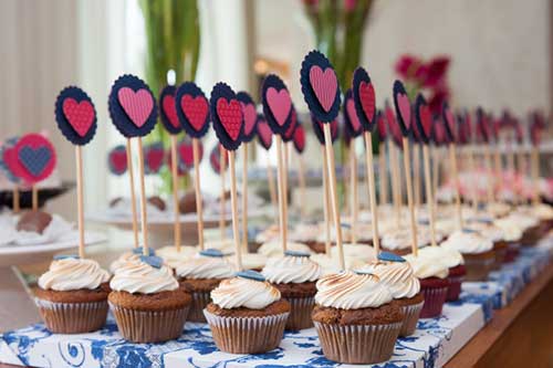 Cupcake para Casamento com topper de coração rosa