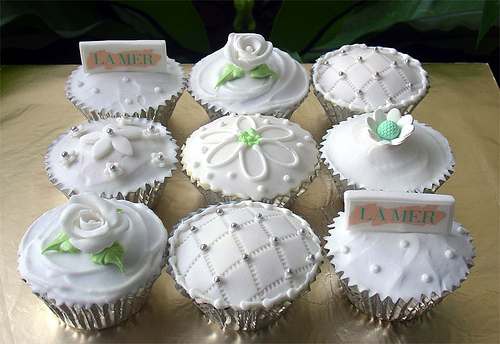 Cupcake para Casamento com decoração branca delicada