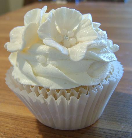 Cupcake para Casamento com flor branca