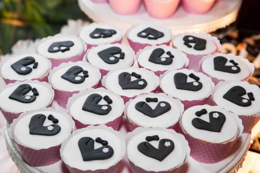 Cupcake para Casamento com aplqiue no formato da roupa do noivo