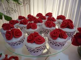 Cupcake para Casamento com flores vermelhas