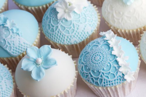 Cupcake para Casamento branco com flor azul