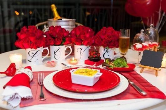 Decoração Dia dos Namorados no jantar com flores 