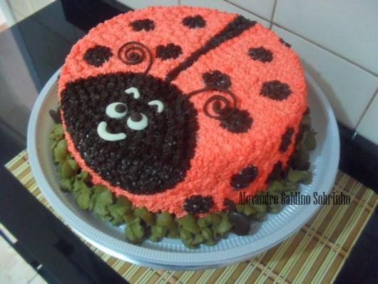 Bolo decorado com glacê para festa da joaninha