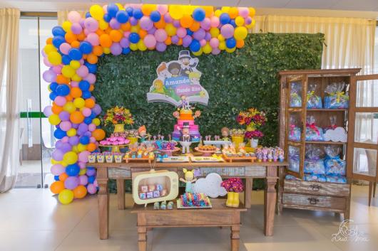 Festa Mundo Bita com arco de balões desconstruído