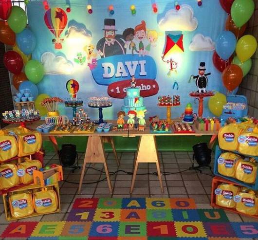 Festa Mundo Bita com mesa com cavaletes