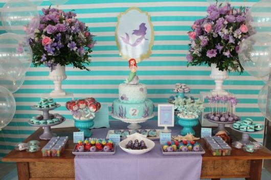 Festa Pequena Sereia decoração com painel de listras azul e branco